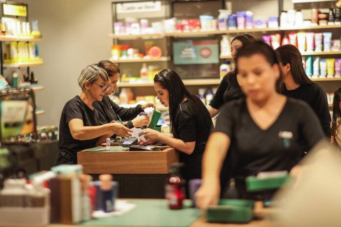 Contratações de fim de ano devem crescer no DF, diz Fecomércio