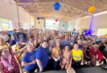 Celina Leão cai no forró com idosos no Cruzeiro