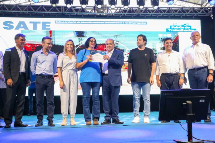 Formatura do RenovaDF reúne 1,5 mil alunos e marca início do Feirão do Trabalhador brasilia gdf