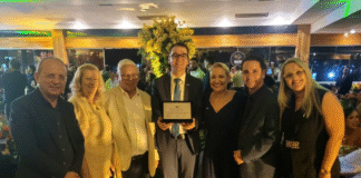 Diretor do Senac-DF recebe homenagem durante celebração do setor supermercadista