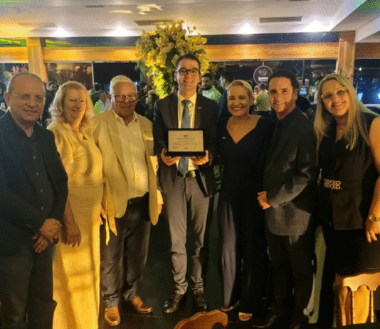 Diretor do Senac-DF recebe homenagem durante celebração do setor supermercadista