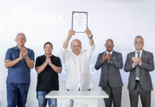 Governador Ibaneis Rocha entrega escritura de templo da Assembleia de Deus Campo Ceilândia Sul