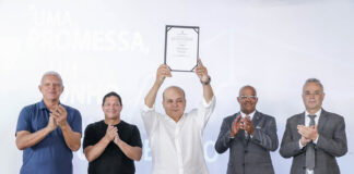 Governador Ibaneis Rocha entrega escritura de templo da Assembleia de Deus Campo Ceilândia Sul