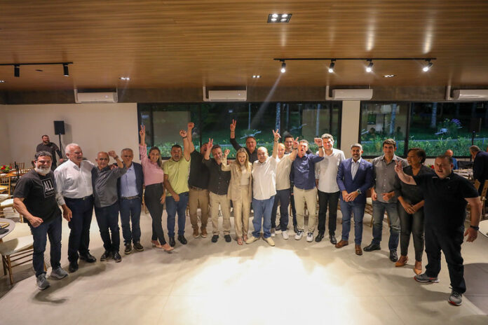 Governador Ibaneis Rocha reúne deputados para jantar de confraternização brasilia