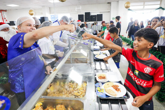 Nosso Natal: governador Ibaneis Rocha celebra almoço natalino no Restaurante Comunitário do Sol Nascente brasilia