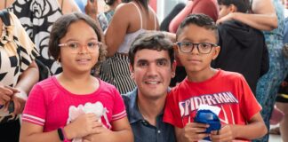 Rafael Prudente entrega mais de 1.300 óculos a estudantes da rede pública de Ceilândia