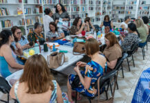 Biblioteca escolar comunitária em Taguatinga oferece aulas de crochê para mulheres
