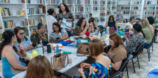 Biblioteca escolar comunitária em Taguatinga oferece aulas de crochê para mulheres