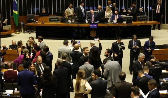 Relator do projeto, o deputado Aguinaldo Ribeiro (PP-PB) afirmou que a concessão indiscriminada de incentivos fiscais compromete a eficiência do sistema tributário brasileiro. Segundo ele, o modelo atual tende a torná-lo desigual, injusto e pouco transparente. “Não somos contrários a políticas de estímulo a setores estratégicos da economia. No entanto, o uso de benefícios fiscais para esse fim costuma ser a ferramenta mais dispendiosa, menos eficaz e menos transparente e, em muitos casos, serve apenas para beneficiar interesses privados sem gerar retorno social”, destacou. politica