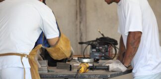 Reeducandos trabalham em recuperação de carteiras escolares no DF