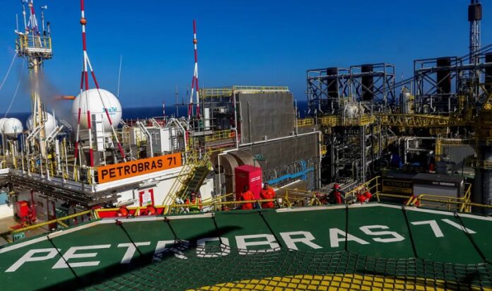 Produção de petróleo e gás no Brasil alcança 4,9 milhões de barris por dia economia