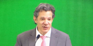 Haddad critica apropriação do Estado pela elite e aponta fragilidade histórica da democracia brasileira