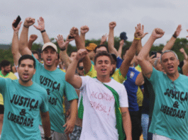 Nikolas Ferreira chega ao Distrito Federal ao fim de caminhada em apoio a Bolsonaro