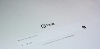 Grok vira alvo de denúncias por uso de IA para gerar imagens pornográficas