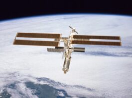 Saída antecipada da ISS deixa estação com equipe mínima após alerta médico