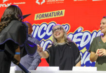 Hélvia Paranaguá destaca força da família e parceria na formatura do Ensino Técnico no DF