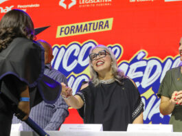 Hélvia Paranaguá destaca força da família e parceria na formatura do Ensino Técnico no DF