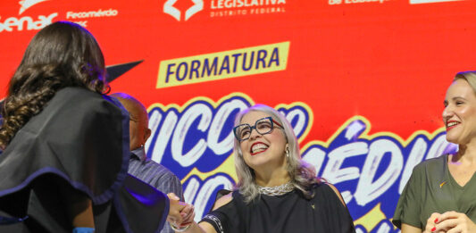 Hélvia Paranaguá destaca força da família e parceria na formatura do Ensino Técnico no DF