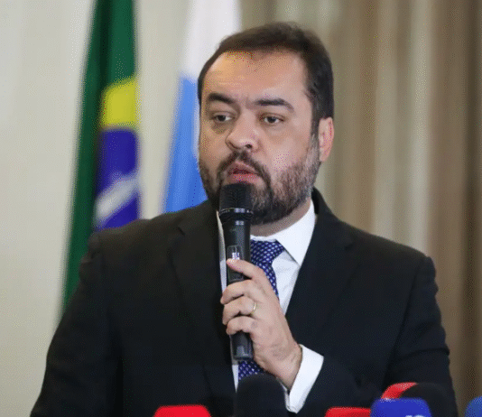 PF faz busca e apreensão contra ex-governador Cláudio Castro