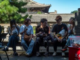 Carnaval acende alerta para furtos de celulares: Como se prevenir