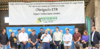 Governador Ibaneis Rocha entrega 111 contratos de uso da terra a produtores do Lago Oeste