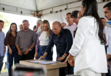 Governador Ibaneis Rocha assina termo que destina área em Brazlândia para construção de moradias sociais