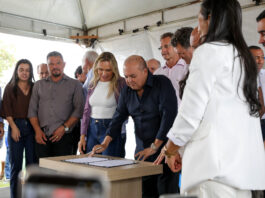 Governador Ibaneis Rocha assina termo que destina área em Brazlândia para construção de moradias sociais
