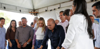 Governador Ibaneis Rocha assina termo que destina área em Brazlândia para construção de moradias sociais