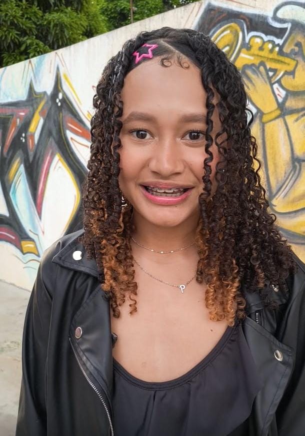 No Teatro Sesc Paulo Gracindo, menina realiza sonho de assistir a espetáculo de dança brasilai sesc