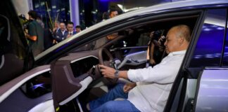 Governador Ibaneis Rocha reforça avanço dos carros elétricos em Brasília e destaca arrecadação ecológica