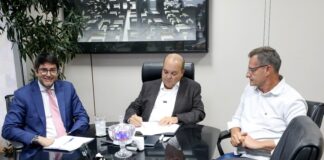 Governador Ibaneis Rocha assina prorrogação de validade do concurso de auditores de atividades urbanas até 2028