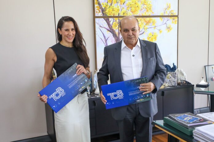 Governador recebe livro institucional da TCB e destaca avanços no transporte público do DF brasilia gdf