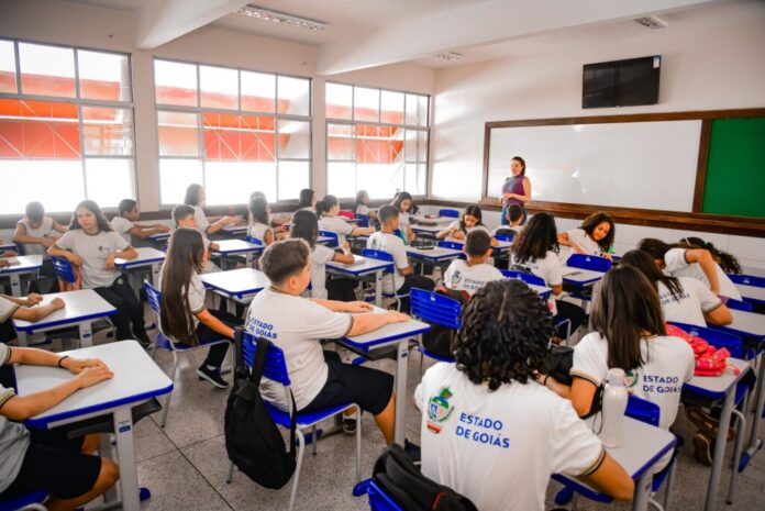 Governo sanciona projeto de lei que concede reajuste de 5,4% a professores da rede estadual de ensino goias aula edução professor aluno
