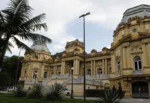 Claudio Castro renuncia ao governo do RJ para disputar o Senado em meio a crise política