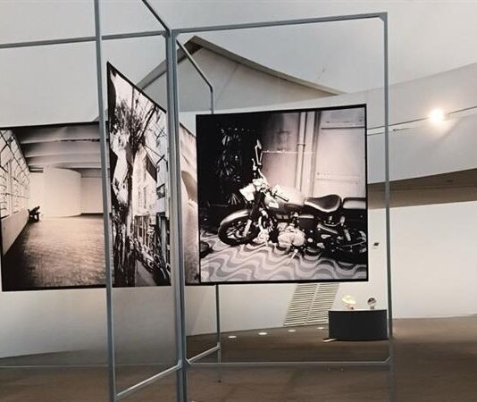 Sesc-DF e Fundação Bienal de São Paulo inauguram exposições internacionais no Museu Nacional