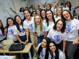 Mães atípicas ganham apoio em capacitação com famílias de crianças com síndrome de Down