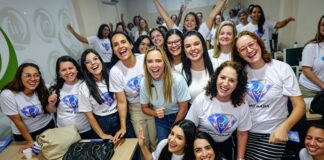 Mães atípicas ganham apoio em capacitação com famílias de crianças com síndrome de Down