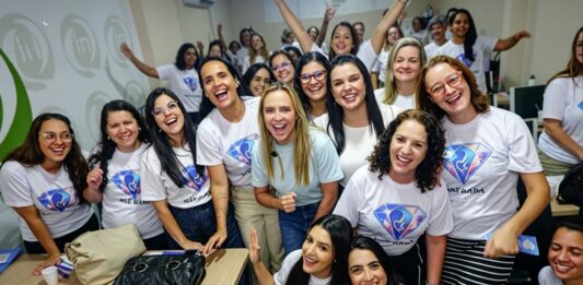 Mães atípicas ganham apoio em capacitação com famílias de crianças com síndrome de Down