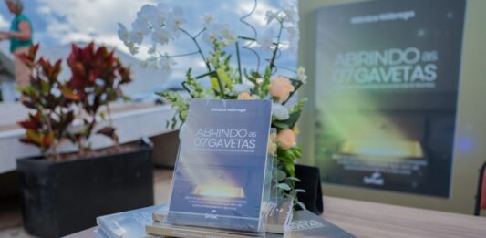 Livro “Abrindo as 7 Gavetas” é lançado na Casa de Chá e propõe reflexão sobre autoconhecimento
