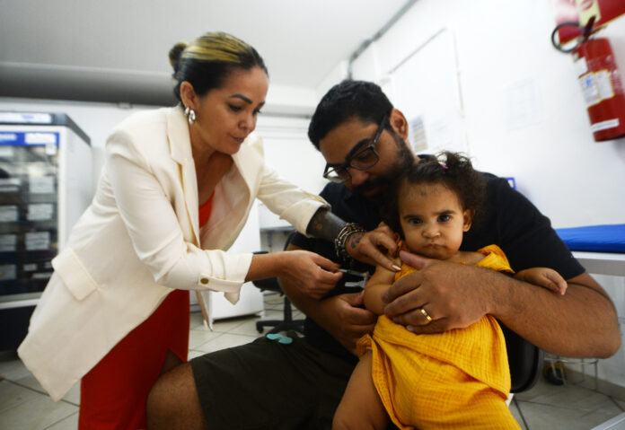 Vacinação contra febre amarela em crianças está abaixo da meta no DF brasilia vacina vacinação agulha posto