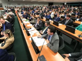 PEC que propõe fim da escala 6×1 começa a ser analisada na Câmara