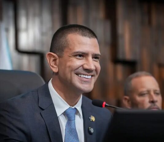 Douglas Ruas é eleito presidente da Alerj em votação marcada por boicote da oposição