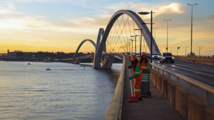 Comemorado no sábado, Dia do Gari não tem coleta de lixo: é a sua vez de manter a cidade limpa brasilia gari limpeza df