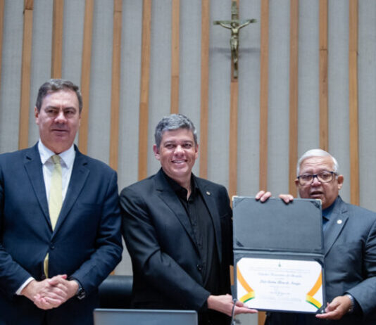 Luiz Carlos recebe Título de Cidadão Honorário de Brasília na CLDF