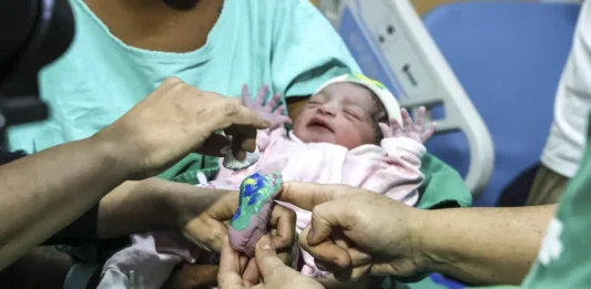 Bebês nascidos durante a Copa do Mundo ganham homenagens em hospitais do Rio de Janeiro
