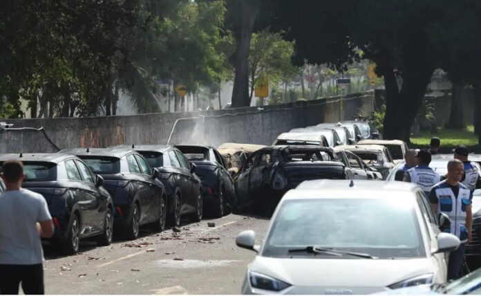 Colisão entre helicópteros deixa seis mortos e provoca incêndio na zona oeste do Rio mundo