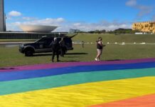 Ativistas denunciam impedimento de ato com bandeira LGBTQIA+ em frente ao Congresso Nacional