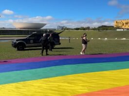 Ativistas denunciam impedimento de ato com bandeira LGBTQIA+ em frente ao Congresso Nacional