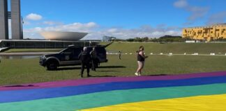 Ativistas denunciam impedimento de ato com bandeira LGBTQIA+ em frente ao Congresso Nacional