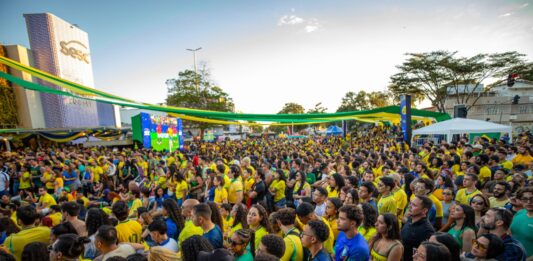 Sesc-DF reúne 6 mil torcedores na W3 Sul em tarde de festa, samba e emoção